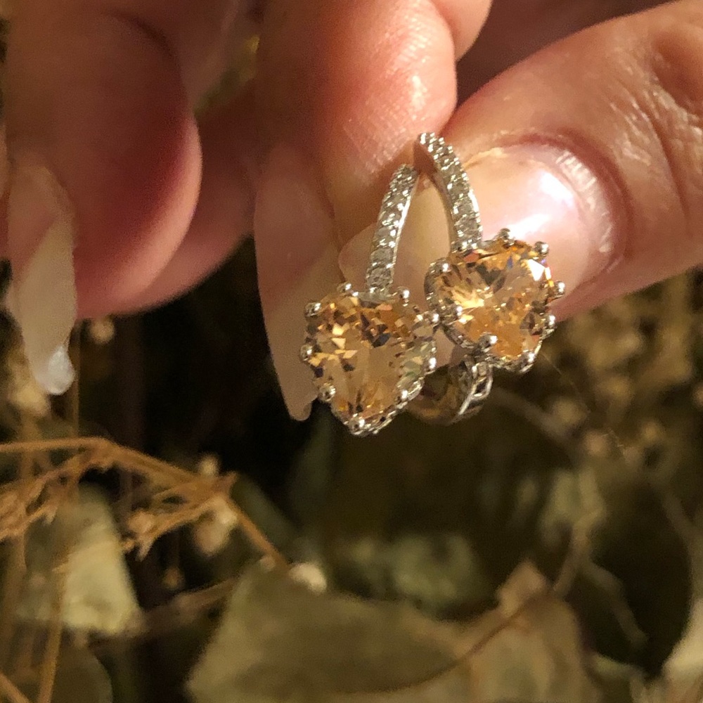 18K Heart Shaped Cubic Zirconia Champagne Hoop Ear - Picture 1 of 7
